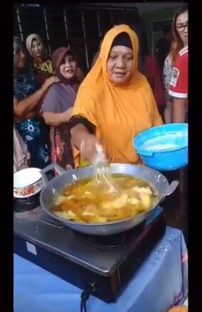 Bukan Sihir! 5 Penjual Makanan Ini Pakai Tangan Telanjang untuk Goreng di Minyak Panas