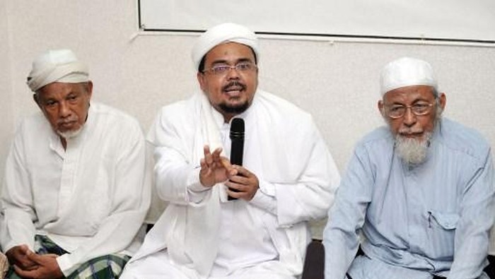 Indonesian Muslim Cleric Habib Rizieq (C) head of hardline Muslim Group Front Pembela Islam (FPI) gestures next to Cleric Abu Bakar Bashir (R) during a press conference in Jakarta on May 6, 2008. Radical Indonesian cleric Abu Bakar Bashir called for the ban of an 