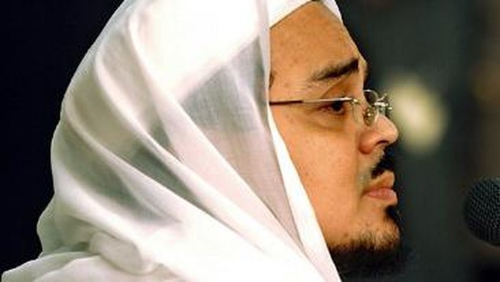 Indonesian Muslim Cleric Habib Rizieq (C) head of hardline Muslim Group Front Pembela Islam (FPI) gestures next to Cleric Abu Bakar Bashir (R) during a press conference in Jakarta on May 6, 2008. Radical Indonesian cleric Abu Bakar Bashir called for the ban of an 