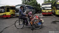 Tak heran kawasan Terminal Tanjung Priok, Jakarta, mulai ramai didatangi warga menjelang libur panjang.