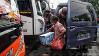 Para calon penumpang tampak membawa beragam barang bawaan saat mendatangi Terminal Tanjung Priok, Jakarta.