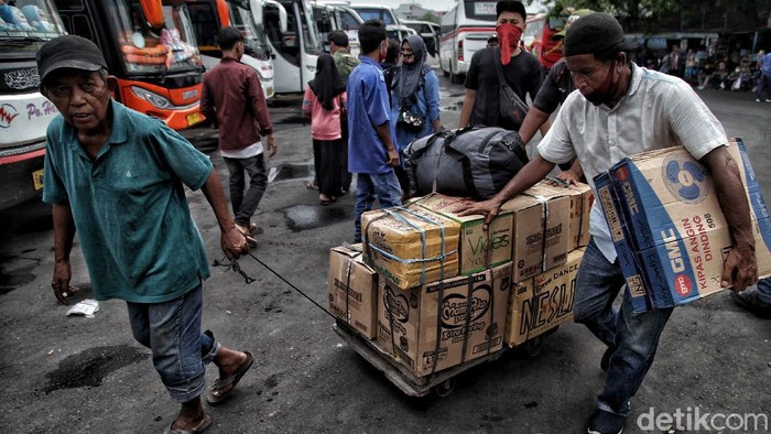 Hilir Mudik Penumpang di Terminal Tanjung Priok Sambut Cuti Bersama Terminal Tanjung Priok mulai ramai oleh warga yang hendak melakukan perjalanan ke luar kota jelang libur panjang. Seperti apa suasana di terminal tersebut?