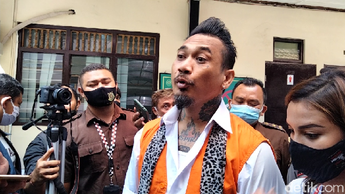 I Gede Ari Astina alias Jerinx SID usai menjalani sidang kasus IDI Kacung WHO (Angga Riza/detikcom)