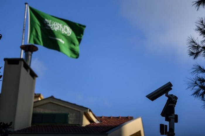 A Saudi Arabian flag flies on Saudi Arabias consulate in Istanbul on October 4, 2018. - Jamal Khashoggi, a veteran Saudi journalist who has been critical towards the Saudi government has gone missing after visiting the kingdoms consulate in Istanbul on October 2, 2018, the Washington Post reported. (Photo by OZAN KOSE / AFP)