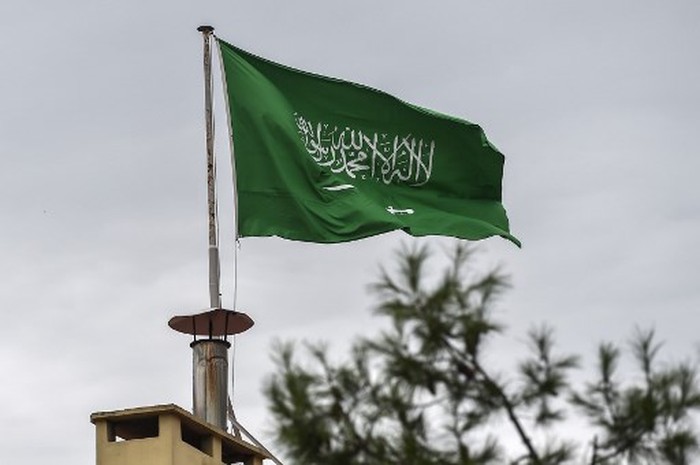 A Saudi Arabian flag flies on Saudi Arabias consulate in Istanbul on October 4, 2018. - Jamal Khashoggi, a veteran Saudi journalist who has been critical towards the Saudi government has gone missing after visiting the kingdoms consulate in Istanbul on October 2, 2018, the Washington Post reported. (Photo by OZAN KOSE / AFP)