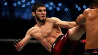 Islam Makhachev merupakan saudara Khabib Nurmagomedov. Islam pun sudah disiapkan jadi suksesor The Eagle (Getty Images/Francois Nel)