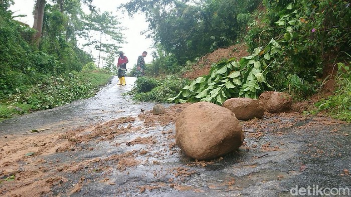 Jalur Menuju Wisata Prigi Trenggalek Longsor