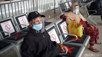 Protokol kesehatan ketat diterapkan di Stasiun Pasar Senen.