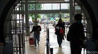 Peningkatan penumpang KA pun diprediksi akan terjadi esok hari, Rabu, 28 Oktober 2020 yang saat ini sudah terjual 9.284 atau mencapai 95% dari ketersediaan tempat duduk sebanyak 9.714, angka ini masih akan bertambah mengingat penjualan tiket dilakukan secara online dan go show sebelum 3 jam keberangkatan KA.