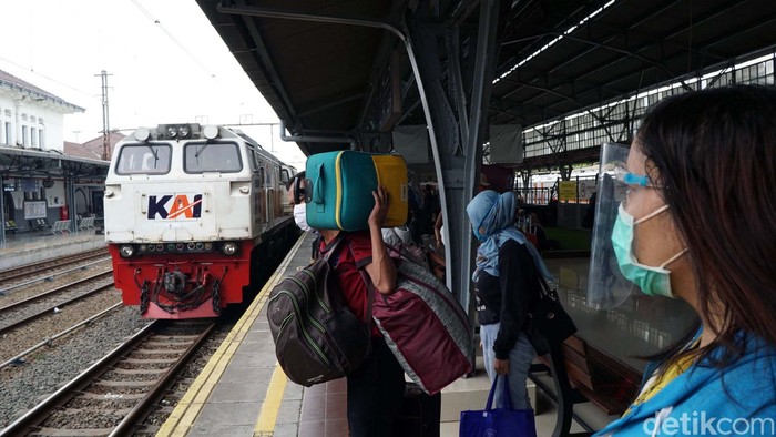Jelang libur panjang jumlah penumpang Kereta Api (KA) meningkat. Seperti yang terlihat di Stasiun Senen, Jakarta, Selasa (27/10/2020).