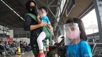 Para penumpang diwajibkan memakai masker.