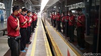 Para petugas melepas keberangkatan kereta.
