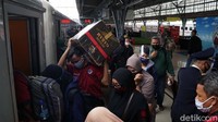 Sejumlah penumpang menaiki rangkaian Kereta Api Jayakarta Premium di Stasiun Senen, Jakarta, Selasa (27/10/2020).