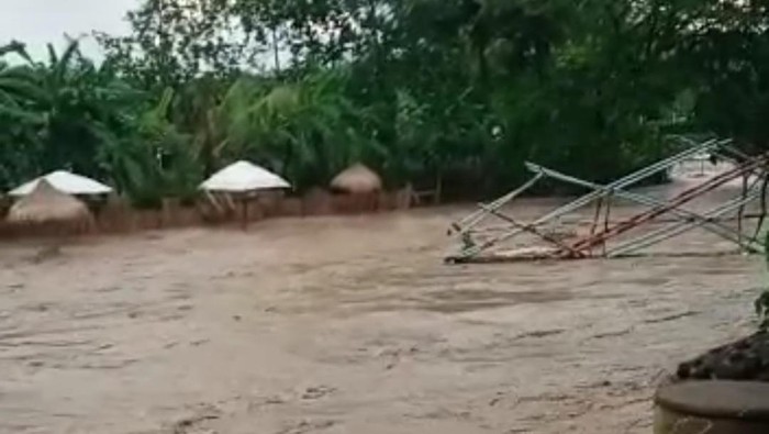 Jembatan swafoto ambrol di Obwis Pesona Garda Semarang