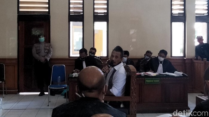 Jerinx SID kembali menjalani sidang kasus IDI Kacung WHO (Angga Riza/detikcom)