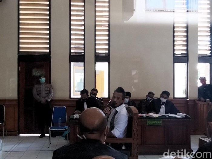 Jerinx SID kembali menjalani sidang kasus IDI Kacung WHO (Angga Riza/detikcom)