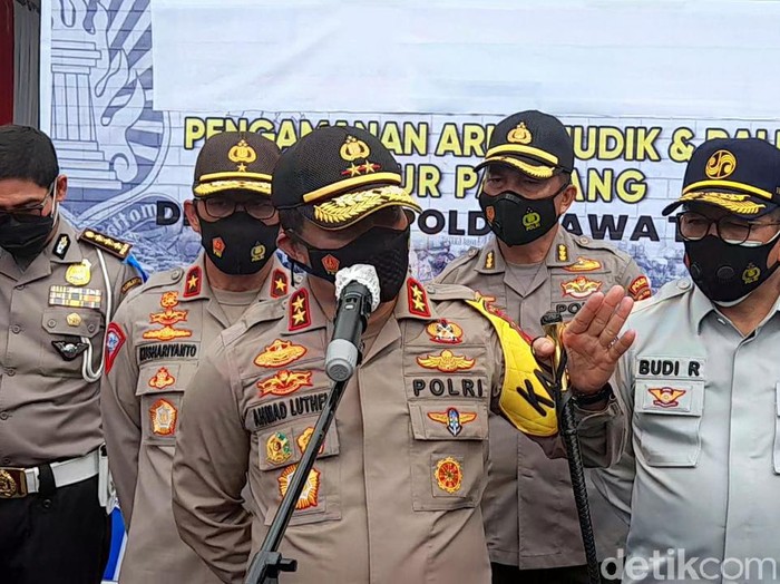 Kapolda Jateng Irjen Pol Ahmad Luthfi, Gerbang Tol Brebes Timur, Selasa (27/10/2020).
