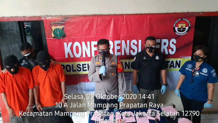Kapolsek Mampang Prapatan Kompol Sujarwo didampingi Kanit Reskrim Iptu Sigit dan Kasubag Humas Akp.Rita