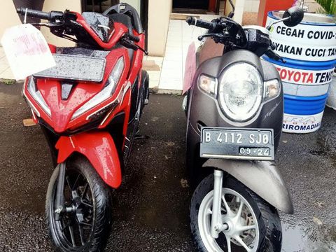 Kapolsek Mampang Prapatan Kompol Sujarwo didampingi Kanit Reskrim Iptu Sigit dan Kasubag Humas Akp.Rita