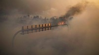 Asap dari Kebakaran Silverado memenuhi udara di sepanjang 241 State Highway, di Irvine, California, Senin (26/10/2020) waktu setempat. AP Photo/Jae C. Hong  