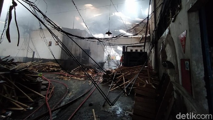 Kebakaran pabrik pengolahan kayu di Magelang, 27/109/2020