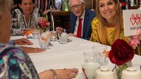 Wanita yang hobi mengenakan topi ini selalu punya cara untuk mendekatkan diri dengan masyarakat. Ketika dirinya dikritik karena liburan pun Maxima langsung mengucapkan permintaan maaf. Foto: instagram @queen.maxima