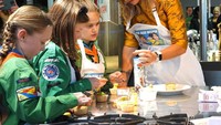 Memasak bersama anak-anak, Maxima sibuk membantu anak-anak masak. Kira-kira sedang masak apa ya? Foto: instagram @queen.maxima