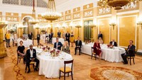 Maxima yang kini berusia 49 tahun ini punya senyum manis yang selalu ia lemparkan dalam berbagai kegiatan. Seperti ketika jamuan makan malam mewah ala kerajaan ini. Foto: instagram @queen.maxima