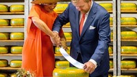 Berbagai kegiatan seputar kuliner selalu diikuti oleh Maxima. Salah satunya ketika ia mencoba memotong keju lokal saat kunjungan ke Opsterland, Smallingerland dan Ooststellingwerf. Foto: instagram @queen.maxima