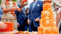  Di depan cake berwarna oranye, Maxima tampak sangat happy. Ia memotong kue yang bagian dalamnya menampilkan warna bendera Belanda, merah putih dan biru. Foto: instagram @queen.maxima