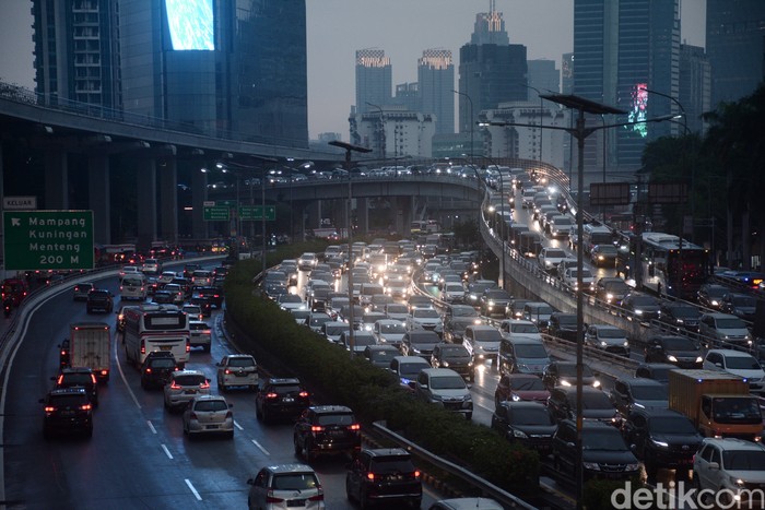 Kemacetan yang terjadi di ruas jalan Gatot Subroto, Jakarta terlihat pada sore setelah diguyur hujan