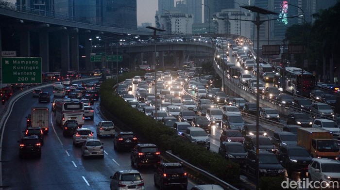 Kemacetan Jakarta Jelang Cuti Bersama Kemacetan yang terjadi di ruas jalan Gatot Subroto, Jakarta terlihat pada sore setelah diguyur hujan