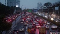 Kemacetan terjadi sejak sore setelah Jakarta diguyur hujan.  