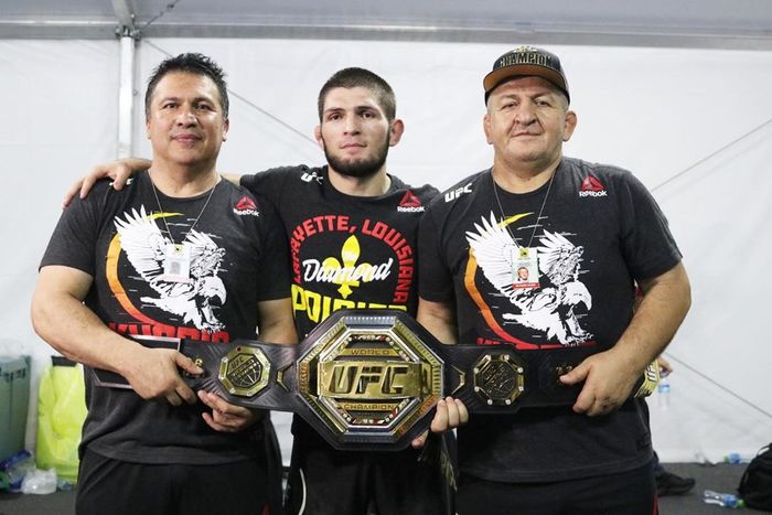 Dua Orang di Balik Kejayaan Khabib Nurmagomedov (Instagram/akajav) Dua Orang di Balik Kejayaan Khabib Nurmagomedov (Instagram/akajav)