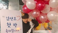 Bintangi Welcome to Waikiki 2 tahun lalu, Kim Seon Ho juga mendapat banyak hadiah nih. Ada balon, buah segar, sampai minuman yang ia terima. Foto: Instagram seonho__kim