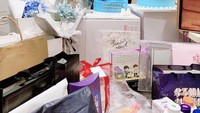 Wah, Kim Seon Ho dapat banyak hadiah ulang tahun di hari bahagianya! Ada cake putih dan biru muda yang ia terima bersama kado-kado lain. Foto: Instagram seonho__kim