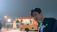 Aktor lulusan Seoul Institute of the Arts ini cukup aktif di Instagram. Baru-baru ini ia mengunggah momennya di depan food truck corn dog yang merupakan latar cerita Start-Up. Foto: Instagram seonho__kim