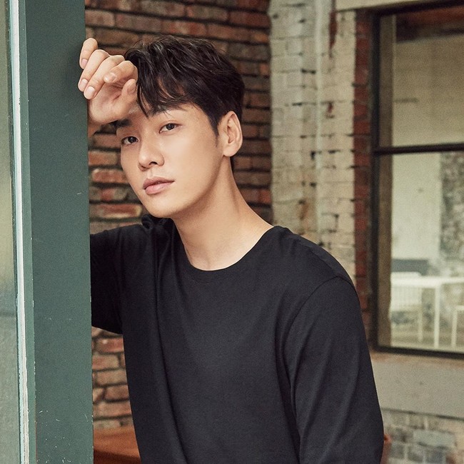 5. Kim Young KwangKim Young Kwang dikenal lewat perannya dalam film, termasuk On Your Wedding Day yang rilis 2018. Namun ia juga beberapa kali bermain drama termasuk Pinocchio yang membawanya memenangkan penghargaan New Star. Tahun ini ia dijadwalkan akan bermain dalam film Mission: Possible. Foto: dok. Instagram @aksakfn12