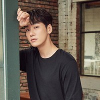 5. Kim Young KwangKim Young Kwang dikenal lewat perannya dalam film, termasuk On Your Wedding Day yang rilis 2018. Namun ia juga beberapa kali bermain drama termasuk Pinocchio yang membawanya memenangkan penghargaan New Star. Tahun ini ia dijadwalkan akan bermain dalam film Mission: Possible. Foto: dok. Instagram @aksakfn12