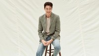 Tiga hari yang lalu, Kim Young Kwang masih melakukan sesi pemotretan dengan W Korea. Kini dirinya harus menjalani karantina. (Foto: dok. Instagram @aksakfn12)