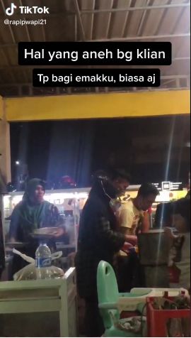 Kocak Emak emak Ini Siapkan Sendiri Pesanan Satenya Saat 