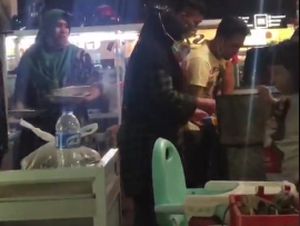 Kocak! Emak-emak Ini Siapkan Sendiri Pesanan Satenya Saat Makan di Warung