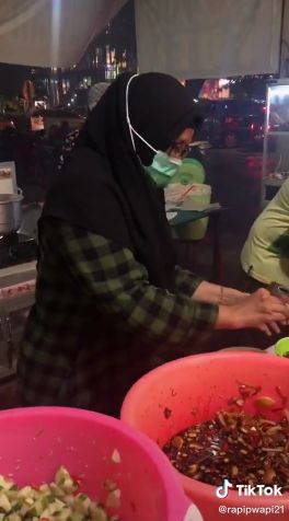 Emak-emak Pelanggan Warung Sate Siapkah Sendiri Hidangannya