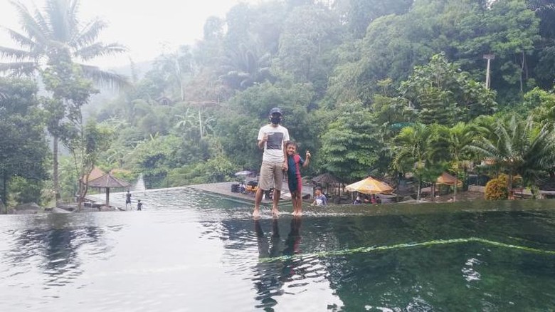 Liburan ala Ubud tapi di Purwakarta Taman Batu Purwakarta dapat menjadi pilihan rekreasi akhir pekan bersama keluarga atau sahabat tercinta. Suasananya mirip Ubud, Bali.