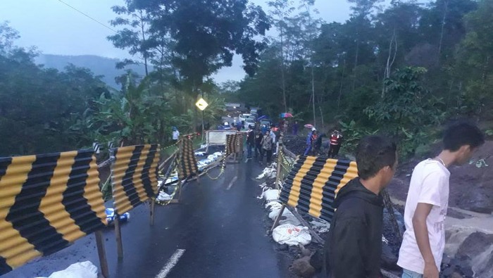 Lintas Selatan Garut longsor, wisatawan diminta lewat jalur kota