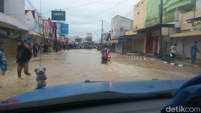 Luapan sungai Cikaso juga menggenangi jalan nasional menuju Pangandaran