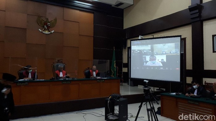 Majelis hakim PN Jaktim menolak eksepsi Brigjen Prasetijo Utomo di kasus surat jalan palsu Djoko Tjandra (Dwi Andayani/detikcom)