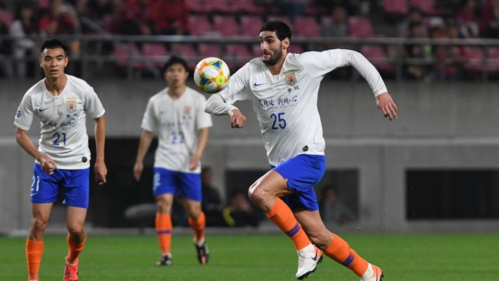 CHANGWON, SOUTH KOREA - MARCH 05: Marouane Fellaini of Shandong Luneng in action during the AFC Champions League Group E match between Gyeongnam and Shandong Luneng at Changwon Football Center on March 05, 2019 in Changwon, South Korea. (Photo by Chung Sung-Jun/Getty Images)