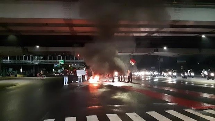 Massa bakar ban di bawah flyover Pramuka (Dok pasangmata)