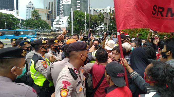 Massa demo tolak omnibus law di Patung Kuda sempat ricuh.